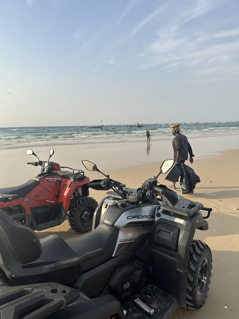 Quads garés sur le sable face à l’Atlantique