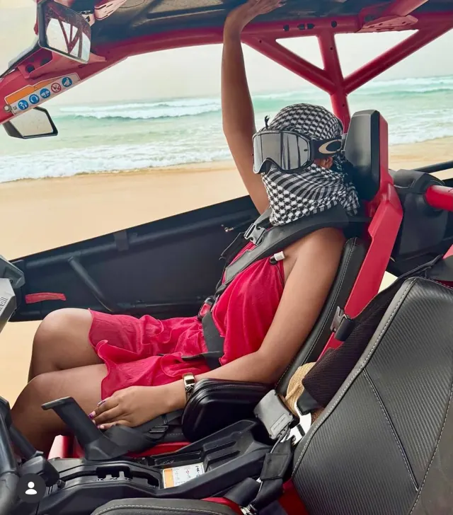 Une personne installée dans un buggy face à l’océan