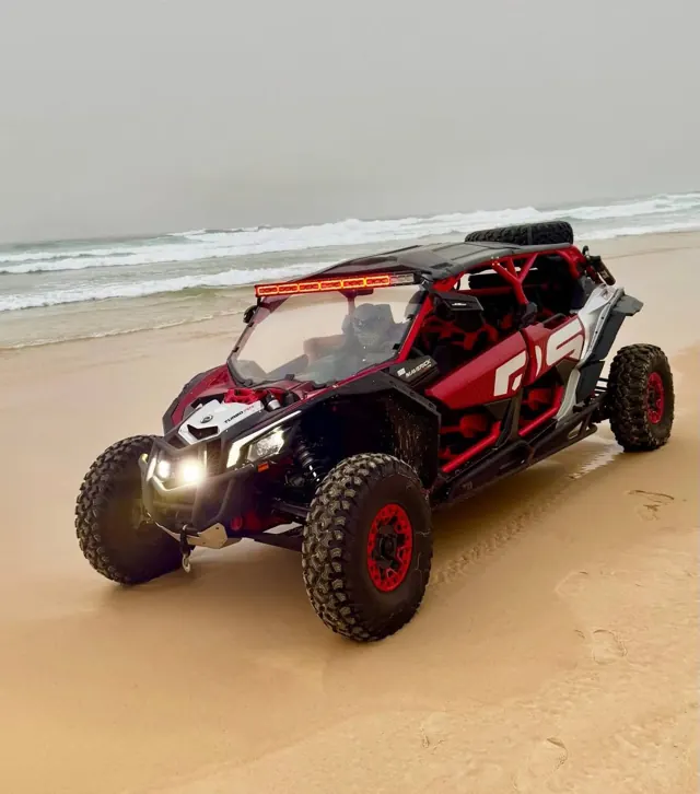 Buggy rouge et noir sur la plage
