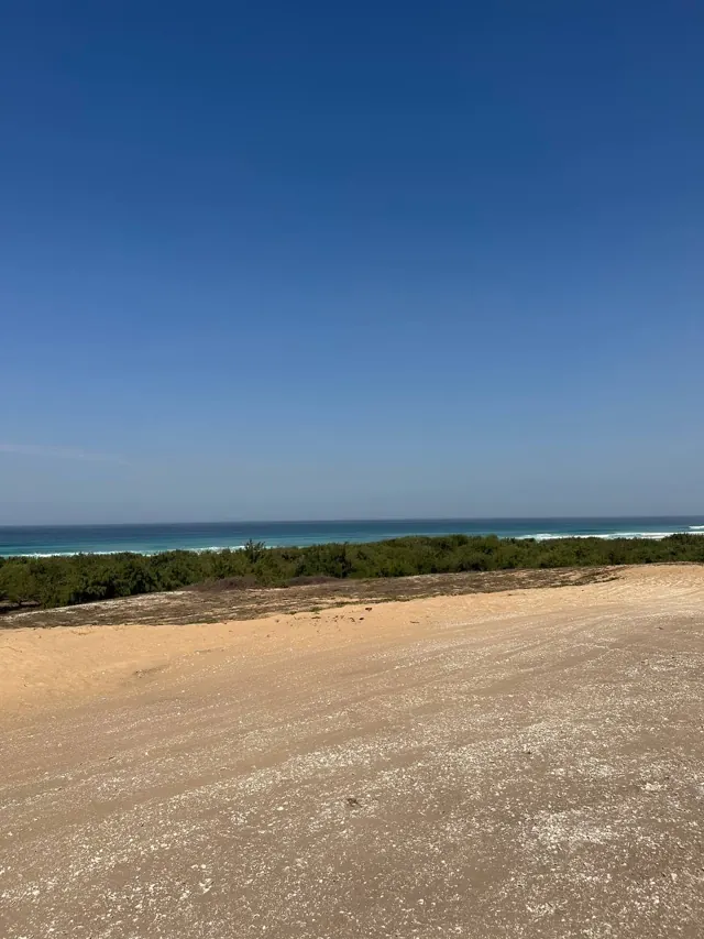 Une piste de sable face à l’Atlantique
